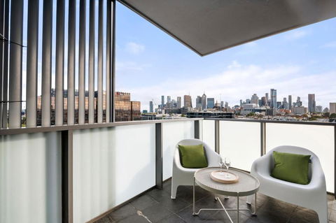Art Deco - City View Nest - Accommodation Search 1