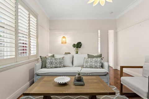 Art Deco Coastal Living, Minutes To The Sand - Accommodation Search 0