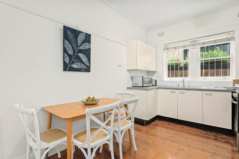 Art Deco Coastal Living, Minutes To The Sand - Accommodation Search 3