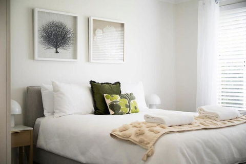 Artful Abode - Duntryleague, Vibrant Decor - Accommodation Search 1
