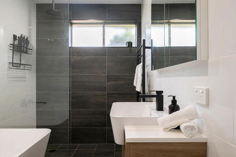 Artful Abode - Duntryleague, Vibrant Decor - Accommodation Search 2