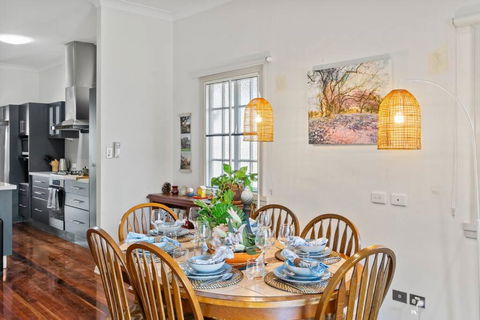 Artistic Queenslander With Park Views - Near City! - Accommodation Search 0