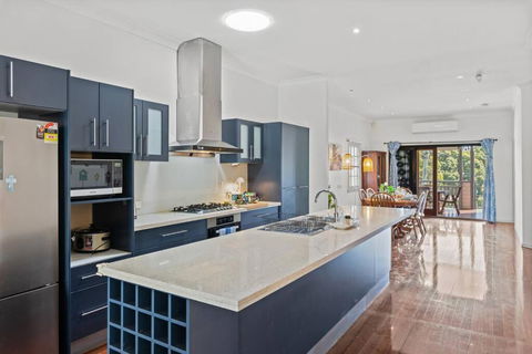 Artistic Queenslander With Park Views - Near City! - Accommodation Search 2