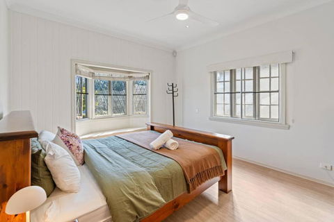 Artistic Queenslander With Park Views - Near City! - Accommodation Search 4