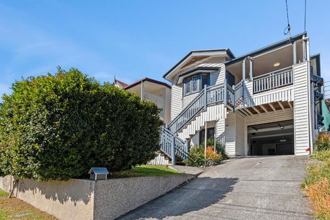 Artistic Queenslander With Park Views - Near City! - Accommodation Search 1