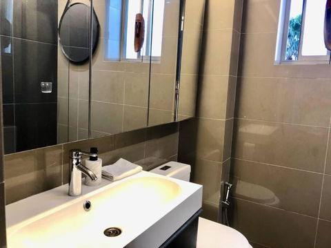 Artistic, Spacious And Comfortable 1 Bedroom Apartment - Accommodation Search 3