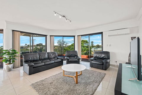 Ash Sienna - Accommodation Search 3