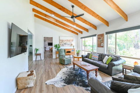 Aspen Abode - CBD, Fireplace, BBQ, 3 Smart TVs - Accommodation Search 1