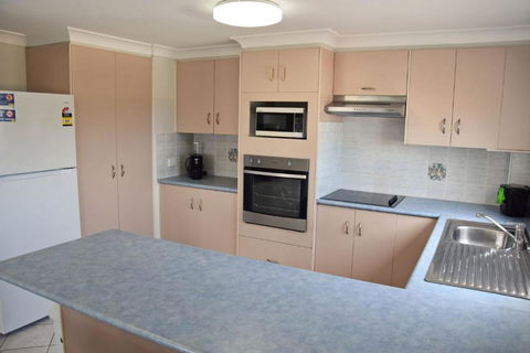 Astor Apartment 2 - Bring Your Own Linen - Accommodation Search 4