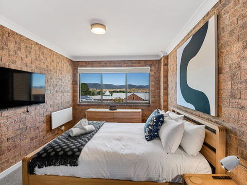Astrids At Central Park - 2BR L Lake & Mountain Views L Central Location L WiFi - Accommodation Search 3