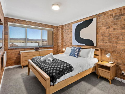 Astrids At Central Park - 2BR L Lake & Mountain Views L Central Location L WiFi - Accommodation Search 4