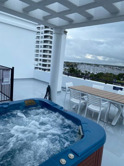 At The Beach Mooloolaba, Private Rooftop With Spa, 50m To Beach, Surfclub And Esplanade - Accommodation Search 0