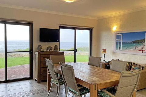 Augusta Beachfront - Watch The Whales Go By - Accommodation Search 3