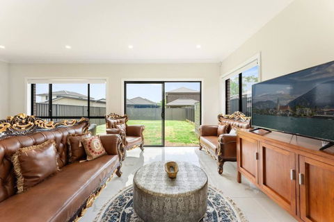 Austral Spacious Large 5 Br Home With Central AC - Accommodation Search 0