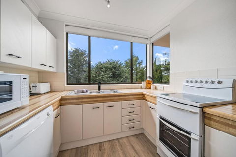Avalanche 3 - 3BR Apartment L Central Location L Balcony L WiFi - Accommodation Search 4