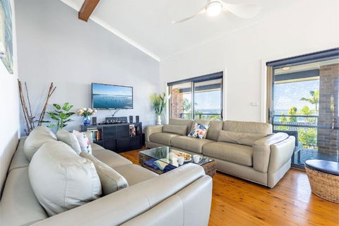 Away Nelson Bay, 29 Wollomi Ave - Spacious Family Home With Water Views, Pet Friendly, Wifi & Aircon - Accommodation Search 3