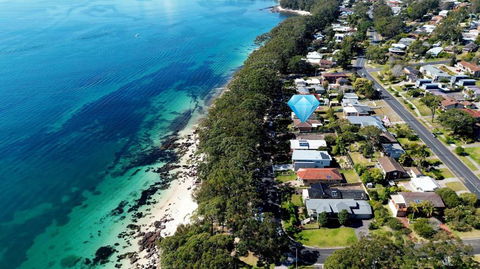AXL Orion Beach Home: Beach Front - Accommodation Search 0