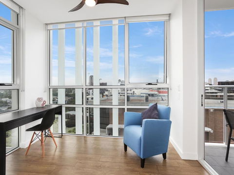 As The Sun Sets - Modern And Spacious 2BR Zetland Apartment Facing The Setting Sun - Accommodation Search 3