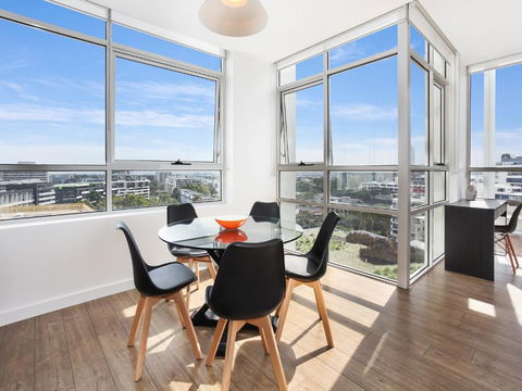 As The Sun Sets - Modern And Spacious 2BR Zetland Apartment Facing The Setting Sun - Accommodation Search 1