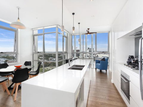 As The Sun Sets - Modern And Spacious 2BR Zetland Apartment Facing The Setting Sun - Accommodation Search 2