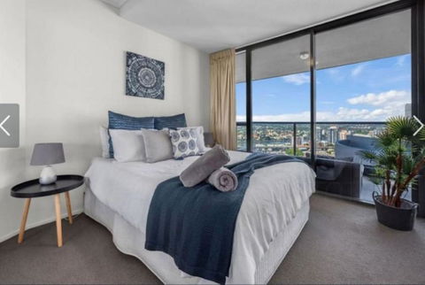 AU1 - Aurora Skyscraper CBD For Business Or Pleasure - Accommodation Search 3