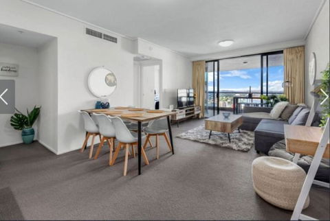 AU1 - Aurora Skyscraper CBD For Business Or Pleasure - Accommodation Search 1