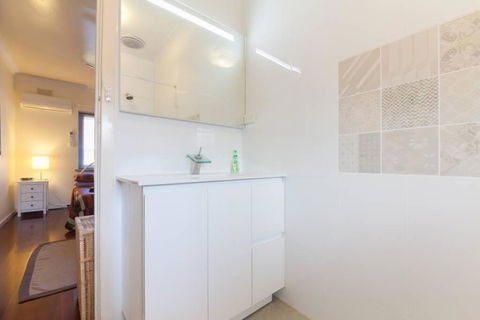 B7 Crawley Apartment 1 BRM & Sleepout Near UWA - Accommodation Search 0