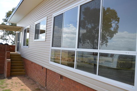 BATHURST GOLDFIELDS RESIDENCE On MOUNT PANORAMA - Accommodation Search 3