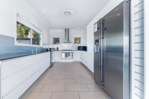 Viewpoint Holiday Home - Cannonvale - Accommodation Search 6