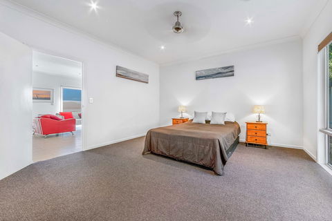 Viewpoint Holiday Home - Cannonvale - Accommodation Search 12