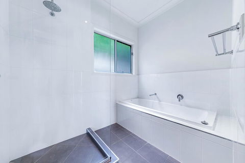 Viewpoint Holiday Home - Cannonvale - Accommodation Search 14