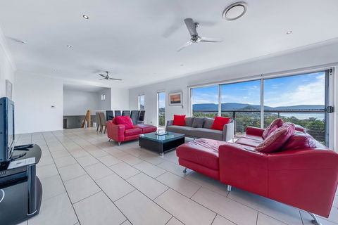 Viewpoint Holiday Home - Cannonvale - Accommodation Search 4