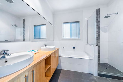 Viewpoint Holiday Home - Cannonvale - Accommodation Search 13