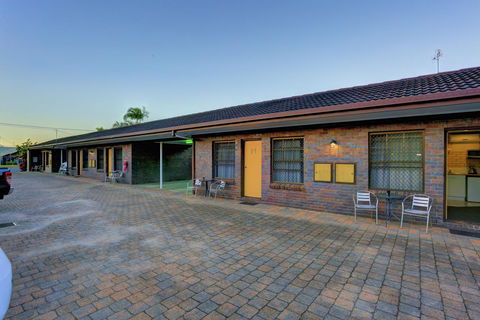 Chalet Motor Inn - Accommodation Search 10