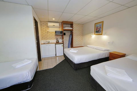 Chalet Motor Inn - Accommodation Search 17