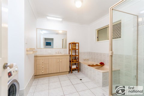 Immaculate Spacious Second Floor Unit Overlooking Pristine Parklands - Accommodation Search 1