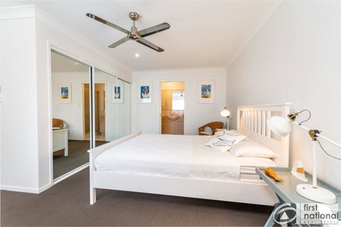 Immaculate Spacious Second Floor Unit Overlooking Pristine Parklands - Accommodation Search 11
