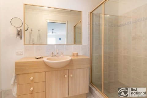 Immaculate Spacious Second Floor Unit Overlooking Pristine Parklands - Accommodation Search 13