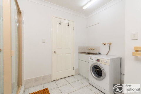 Immaculate Spacious Second Floor Unit Overlooking Pristine Parklands - Accommodation Search 5
