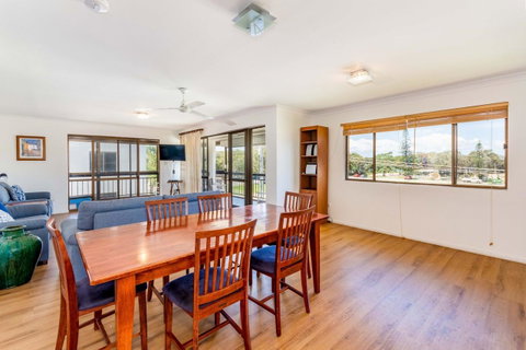 Spacious Unit Overlooking Moreton Bay - Boyd St, Woorim - Accommodation Search 7