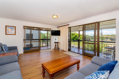 Spacious Unit Overlooking Moreton Bay - Boyd St, Woorim - Accommodation Search 11