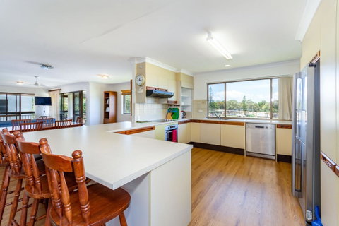 Spacious Unit Overlooking Moreton Bay - Boyd St, Woorim - Accommodation Search 8