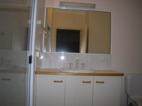 Ground Floor, Family Unit On The Canal With Free WIFI! - Accommodation Search 3