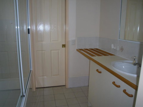 Ground Floor, Family Unit On The Canal With Free WIFI! - Accommodation Search 5