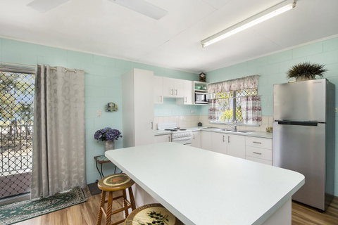 First Floor Unit Close To Shops, Park And Waterfront! - Accommodation Search 8