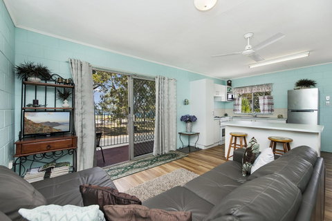 First Floor Unit Close To Shops, Park And Waterfront! - Accommodation Search 10