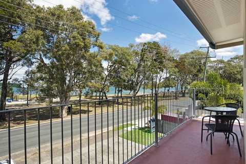 First Floor Unit Close To Shops, Park And Waterfront! - Accommodation Search 0