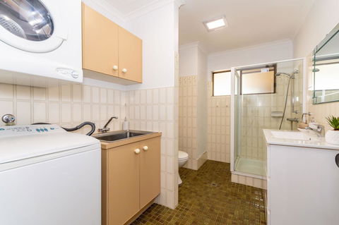 Spacious Family Unit With Incredible Views. - Accommodation Search 13