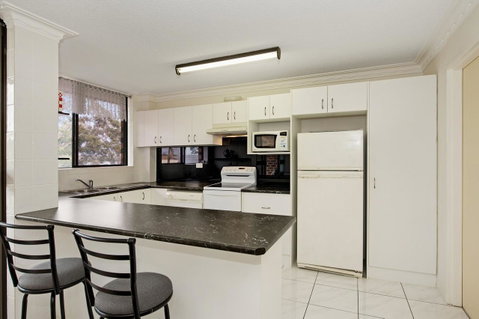 Huge Top Floor Unit Across The Road....Waterfront!! - Accommodation Search 7