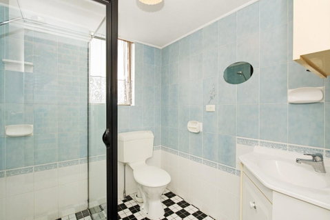 Huge Top Floor Unit Across The Road....Waterfront!! - Accommodation Search 9